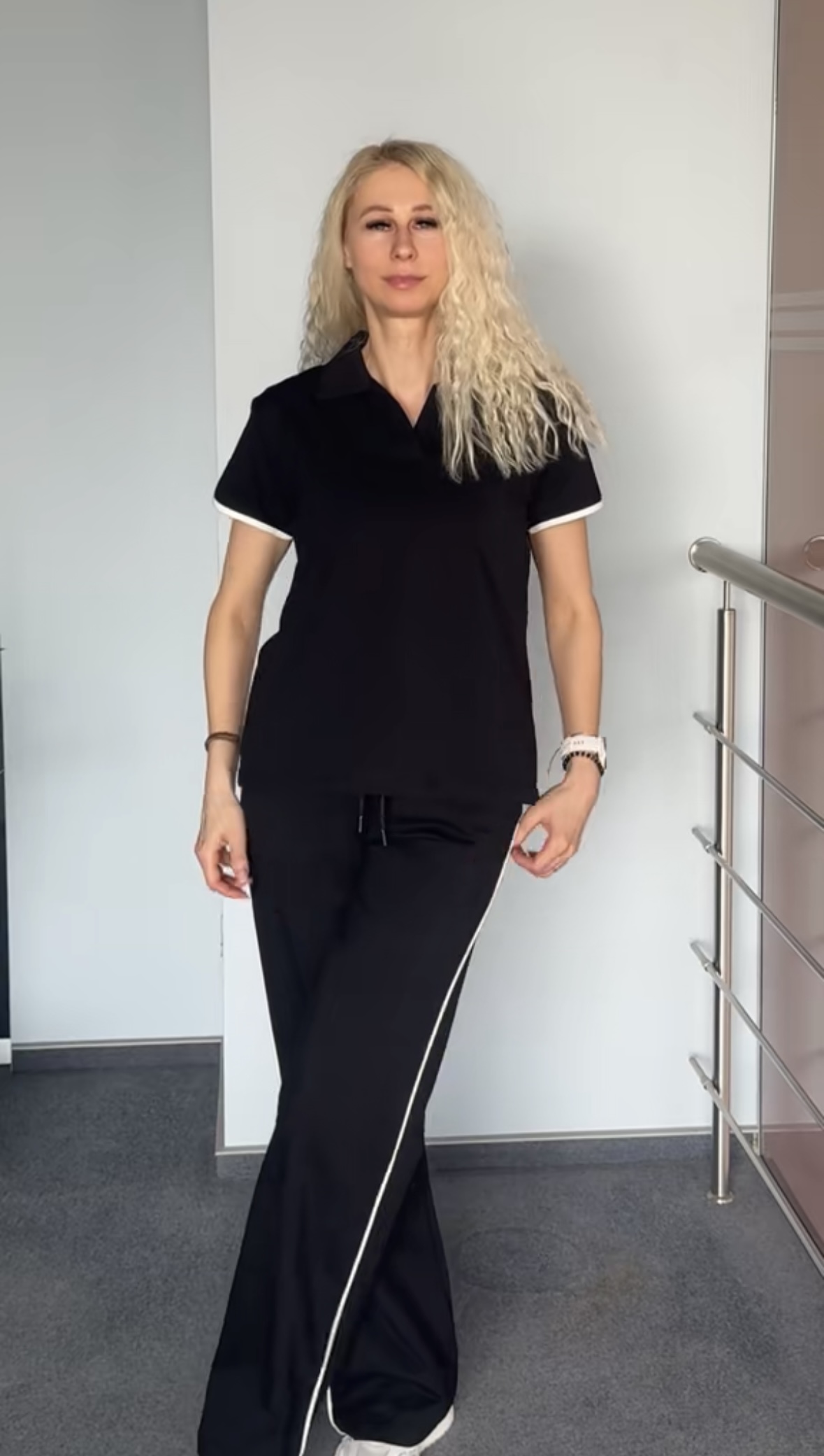 Melns kostīms ar polo tipa augšdaļu